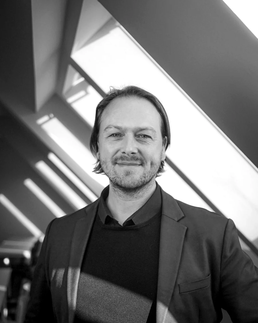 Portret van Steven Meel in een moderne professionele omgeving